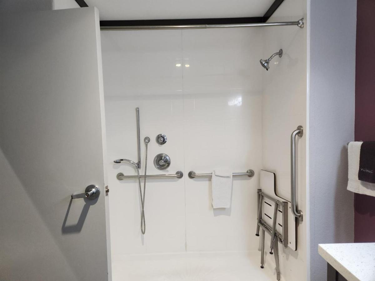 King Room Roll Shower Mobility or Hearing Accessible Non-Smoking,1387574675:JPEG