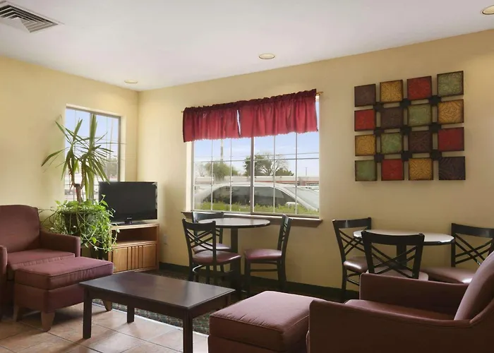 Motel: Howard Johnson By Wyndham Grand Prairie Near Lone Star Park